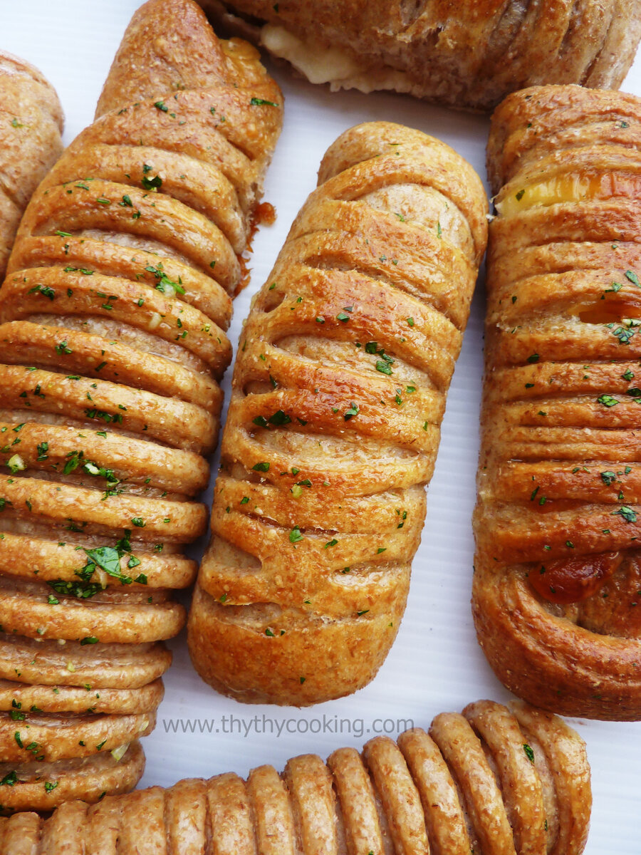 ROTOLO DI PANE RIPIENO DI FORMAGGIO FILANTE