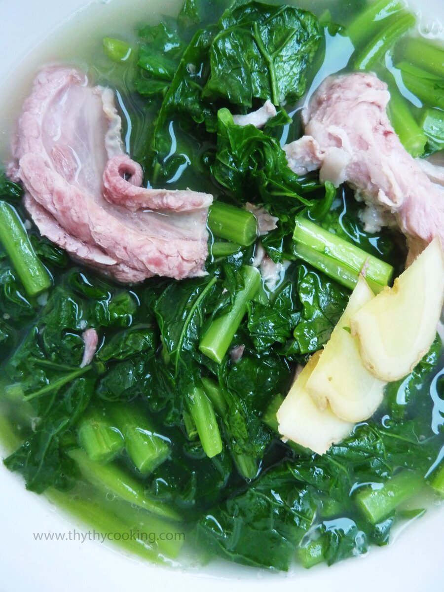 VIETNAMESE HOME MEAL - CANH RAU NẤU SƯỜN (GREEN CONSOME WITH SPARE RIPS AND GINGER) 