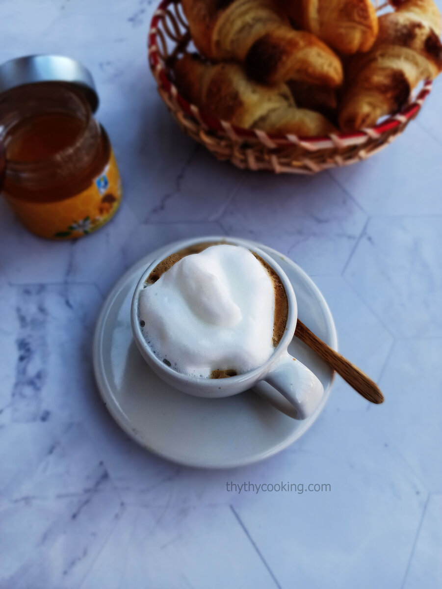 BỮA SÁNG KIỂU Ý: CÀ PHÊ MACCHIATO VÀ BÁNH CROISSANT