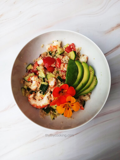 POKE BOWL WITH PRAWNS AND QUINOA