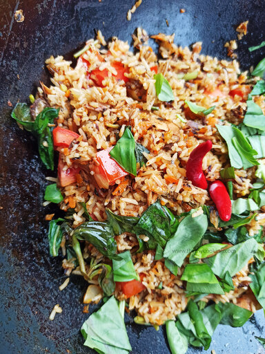 THAI FRIED RICE WITH MACKEREL, TOMOTOES AND BASIL 