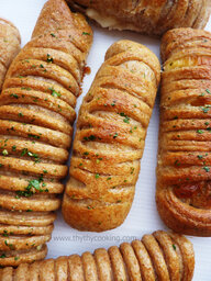 BREAD ROLLS WITH STRETCHY CHEESE FILLING